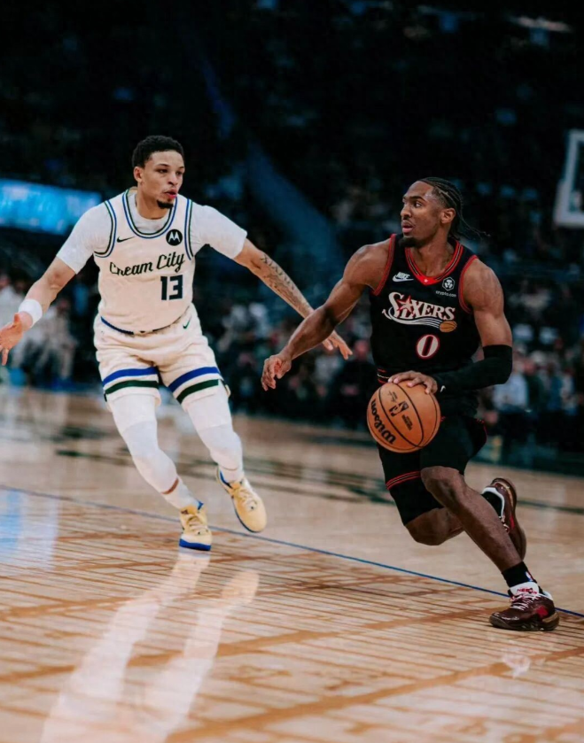 NBA常规赛继续开打，雄鹿主场迎战76人，本场比赛，恩比德和字母哥继续不打。最终