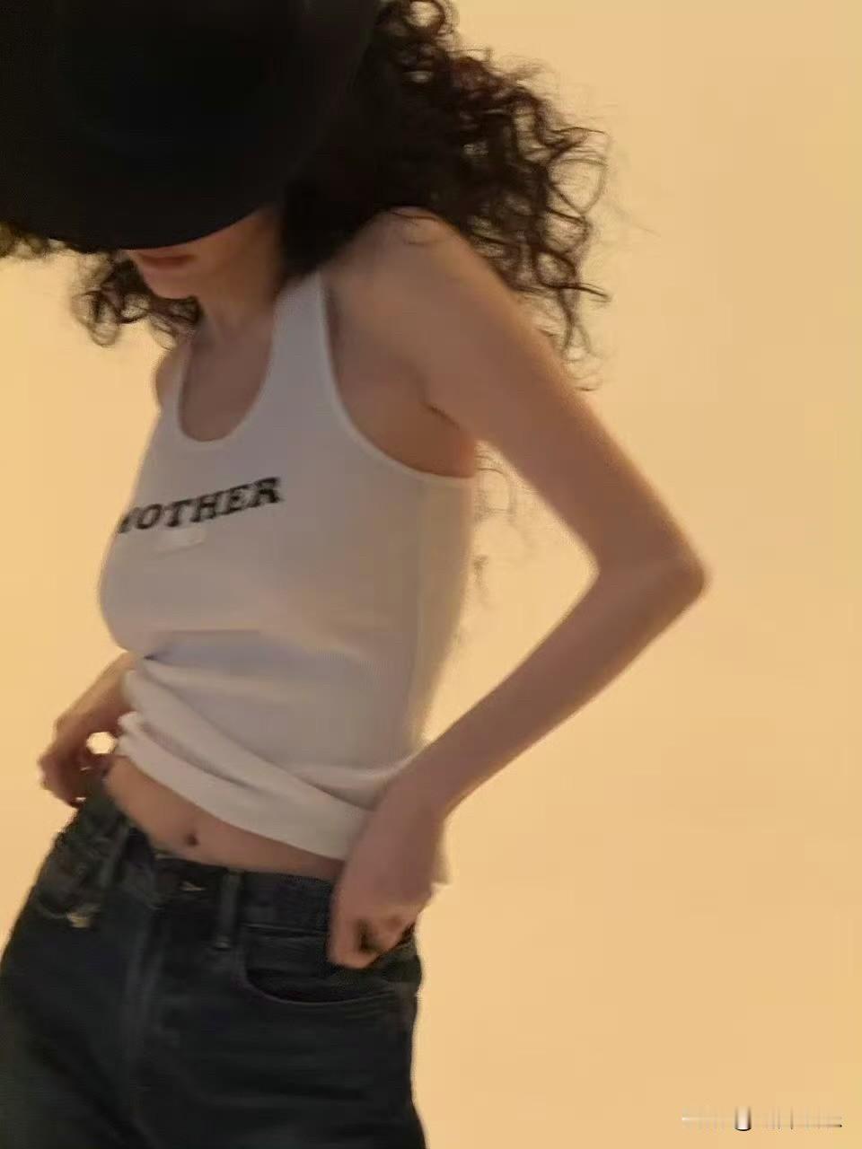 何穗生完儿子两个月，这腰这腿这锁骨，超越人类极限了吧！太瘦了吧。超模就是超模