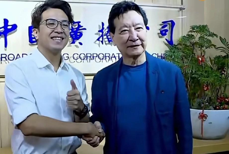 赵少康这回算是踢到铁板了。他前脚刚骂完邱毅是“受某单位指挥”，后脚邱毅就回敬他一