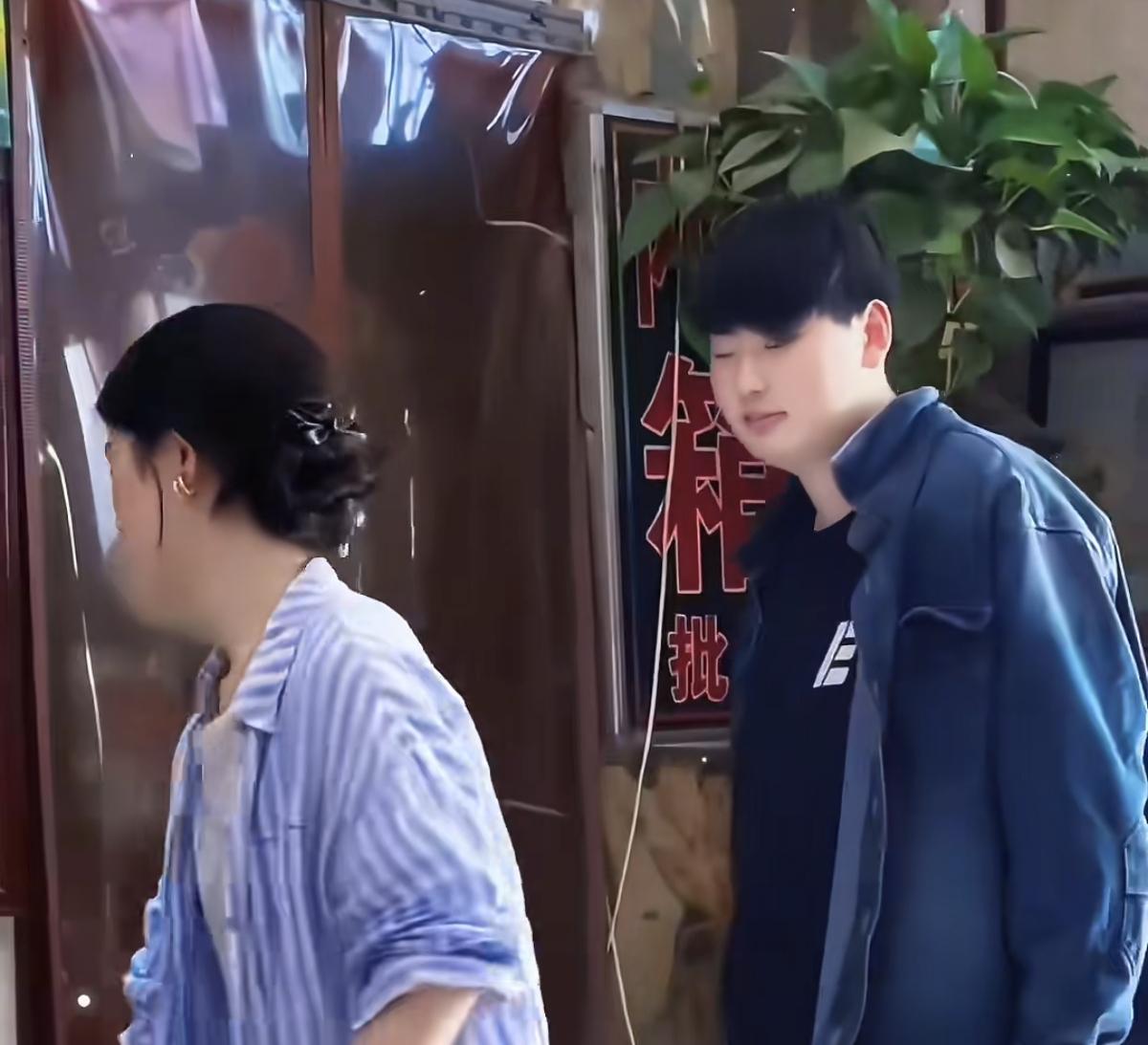 大衣哥两口子是有钱人家也没有拿捏儿媳妇，这种才值得尊重！采访当中，大衣哥说儿