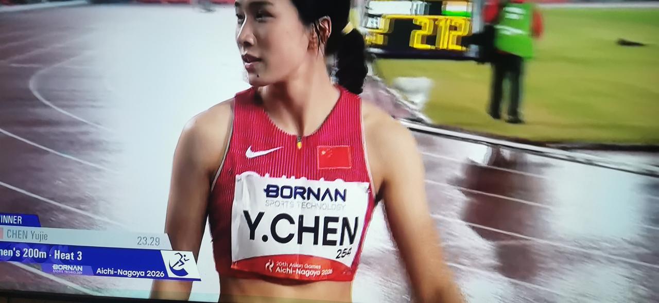 小孩姐又来了二百米预赛陈妤頡又出现在赛场上，23秒29小组第一晋级，足足放了五