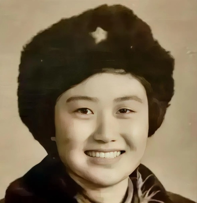 2015年的一天，谢富治的女儿谢小沁接到了一个电话，对方热情地邀请她参加一场聚会