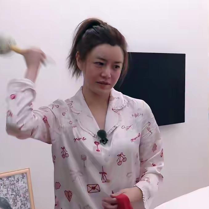成也包子脸，败也包子脸。陈妍希的五官和骨相没问题，看着都很让人舒服，就是额