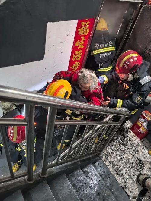 邻居家失火我第一时间冲进去帮忙灭火救出被困的老人和孩子虽然事后有点后怕但当时根本没想那么多见义勇为是