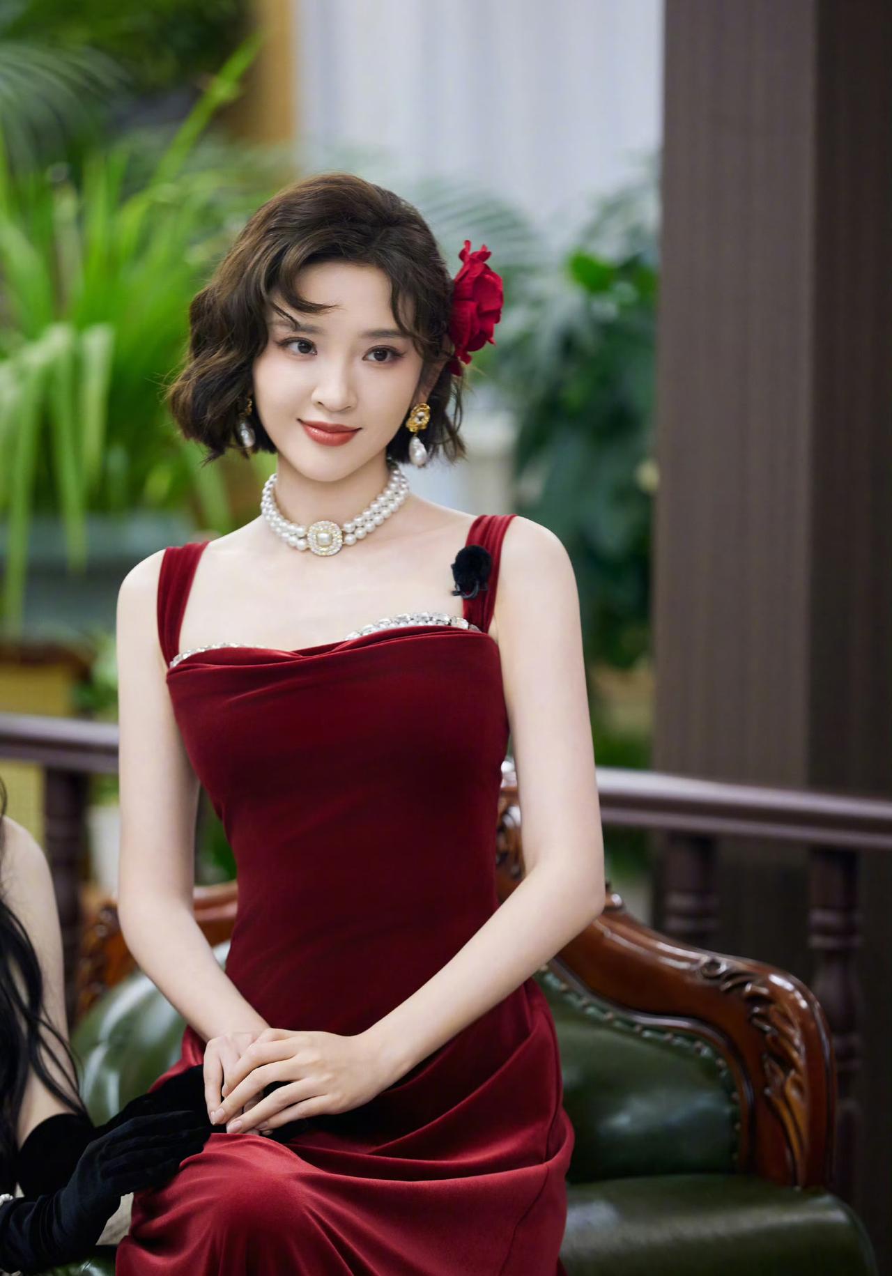 哇！唐艺昕她的这个复古造型也太美了吧让人看得挪不开眼红色吊带裙复古格调