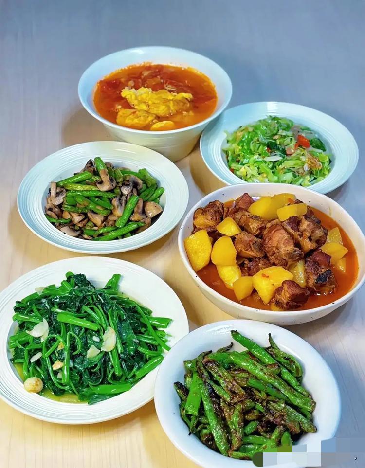 昨天家里一顿晚饭，气氛紧张得差点掀翻饭桌。儿媳妇端上最后一碗汤，擦了擦手没有落座