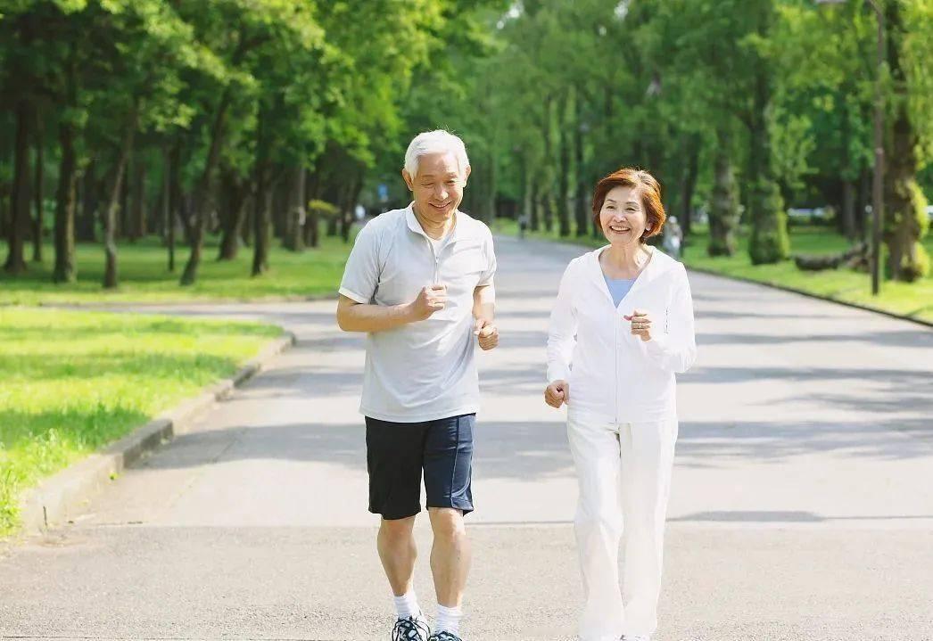 55岁大妈脑梗去世，饮食清淡，常去公园锻炼，医生：错在3个习惯不少中老年人生