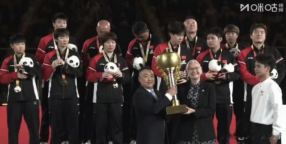 国乓这张冠军大合照，中国乒乓球队是最大的人生赢家！马琳、王皓、肖战三位教练跟运动