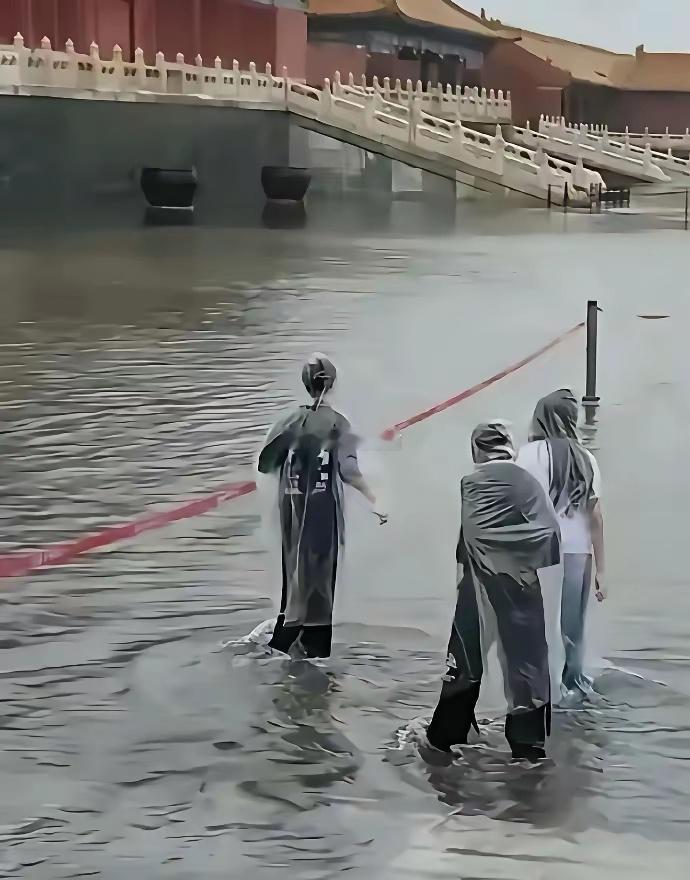 故宫古人建筑师估计没想到，有朝一日居然下这么大的雨。
