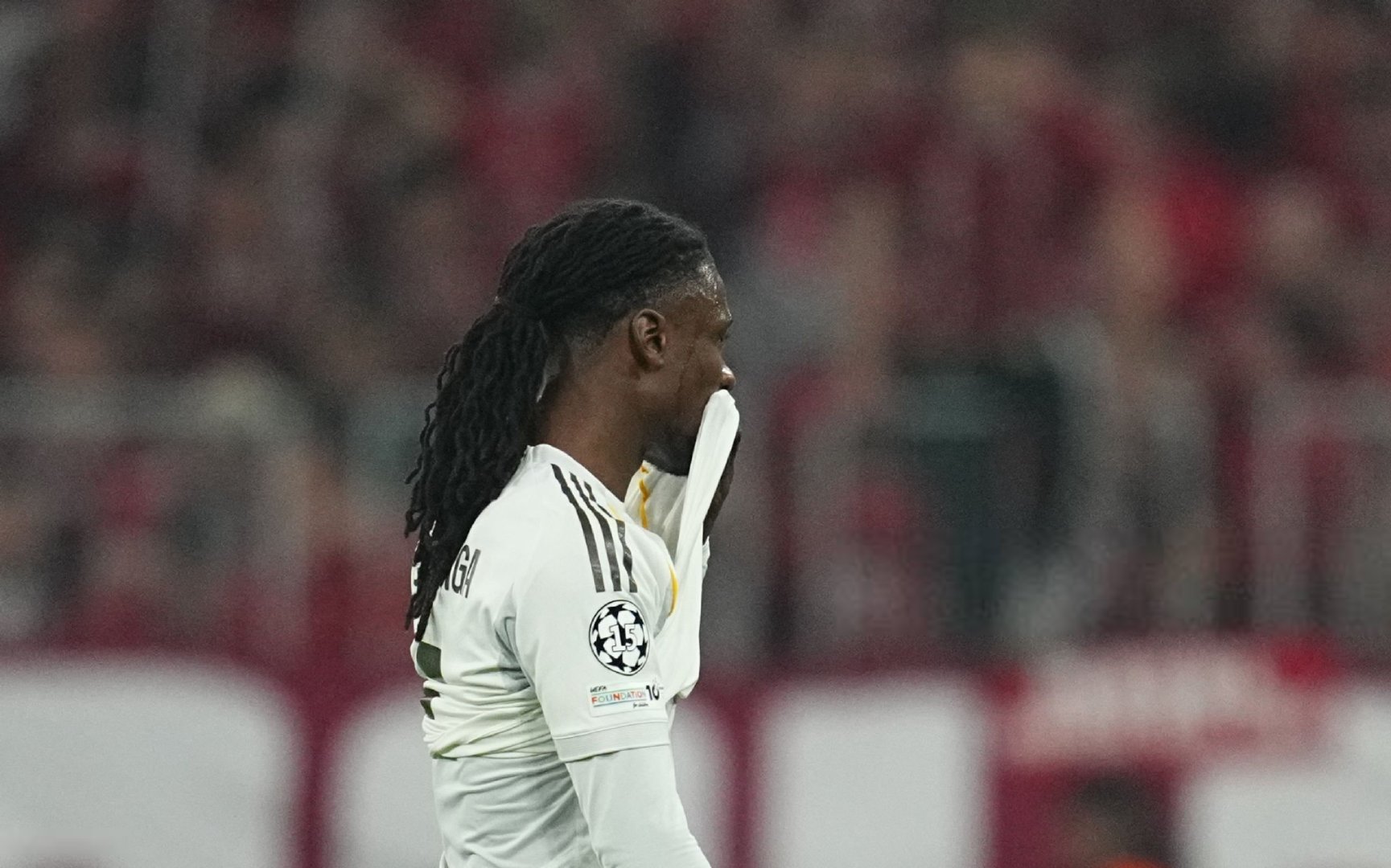 【马卡报】对阵拜仁赛后，皇马更衣室里气氛极度压抑、充满悲伤，当场上球员们回到更衣