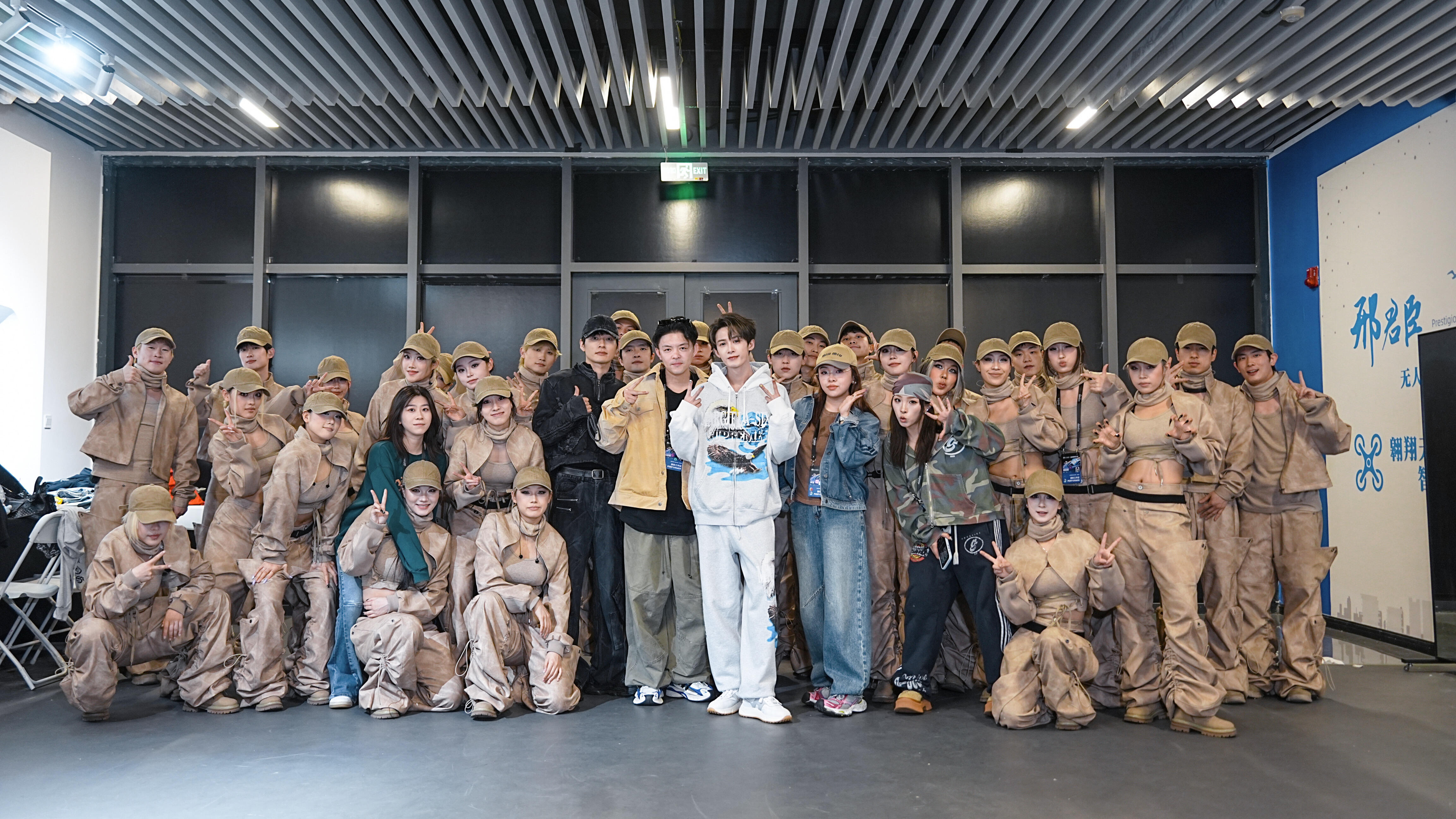 檀健次和舞团工作人员大合照，好小的脸