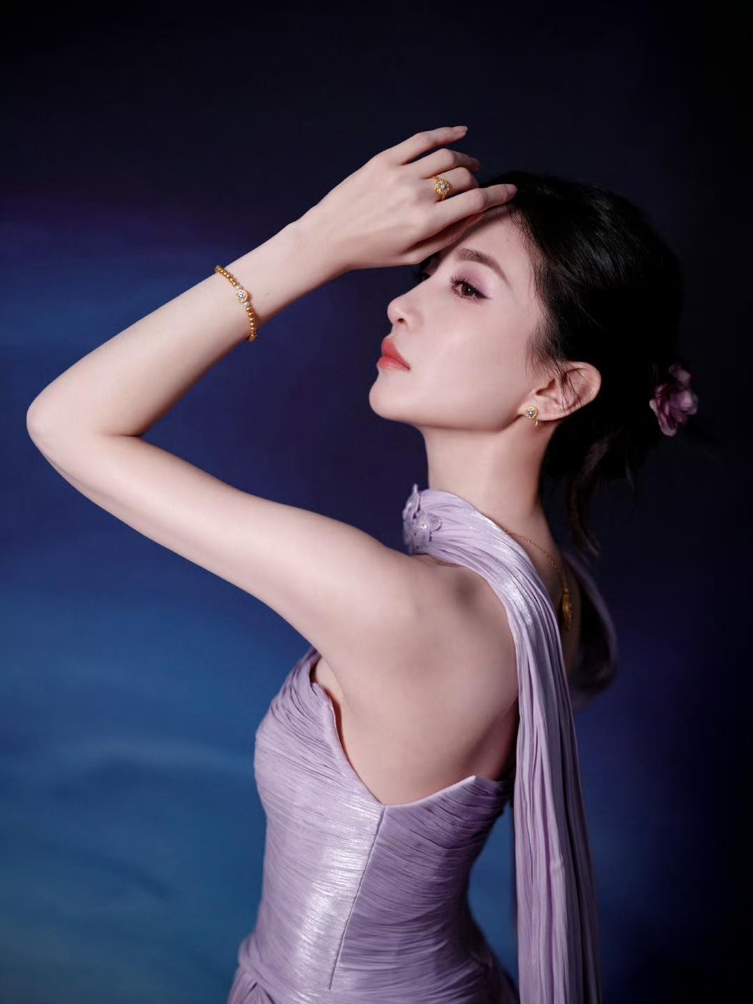 江疏影的官方数据是身高168cm、体重48kg，整体属于“纸片人”与“九