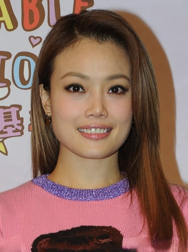 1998年的一个深夜，杨受成把容祖儿叫到酒店给他唱歌，大大咧咧的容祖儿想都没想就