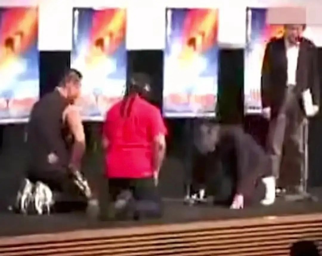 一些人拿一张周星驰下跪的图硬黑他在给日本人下跪，是又不是，确实是在给日本人下跪，但跪下是因为日本人给