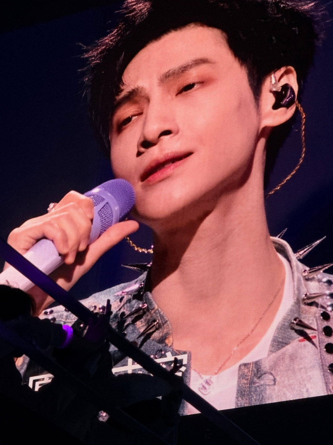 罗云熙又给我带惊喜来了罗云熙的舞台，每一次都是全新的惊喜！拼接套装彰显时尚品味