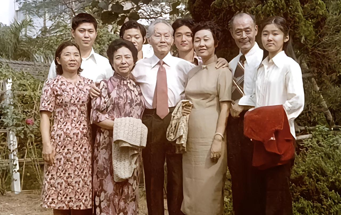 1951年，孙立人洗漱后脱衣服睡觉，等他抱住床上的人时，觉得手感有点不太对。孙立