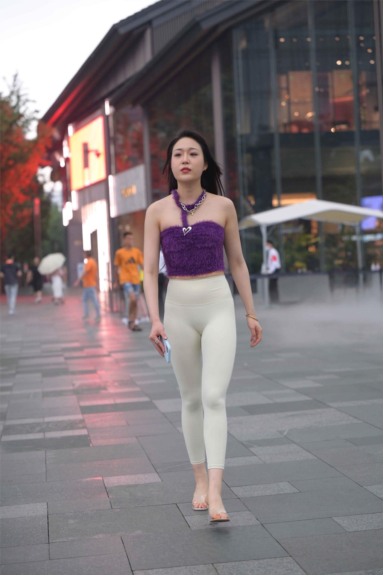 街拍：让你来一次偶遇，哪位姑娘会让你心动？走在街头，总能撞见各式各样亮眼的