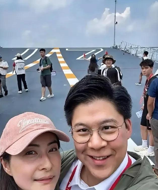近日，霍震霆、霍启刚、郭晶晶登上来访香港的山东舰！一下子就火出圈了！霍启刚无论