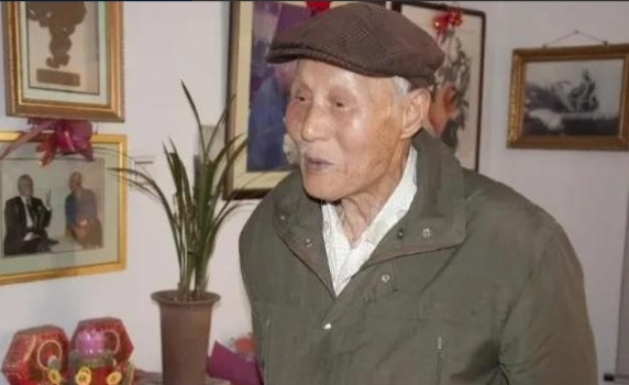 1983年，63岁老人正给领导倒水，领导低头一看，这老人竟穿着空军专用的拉练裤，