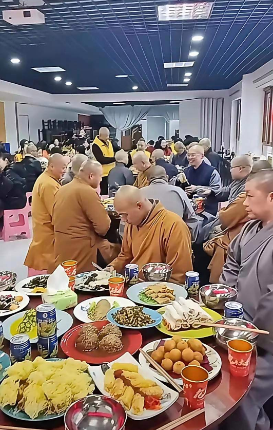 释永信被抓彻底的把和尚真面目被爆料出来。据外媒评论，现在绝大多数的和尚其实并不