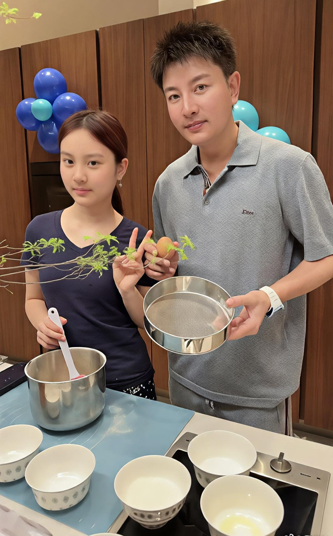 贾乃亮和女儿最新合照刷屏了！网友神评价：这孩子长的妈里爸气的！！！不能说长得