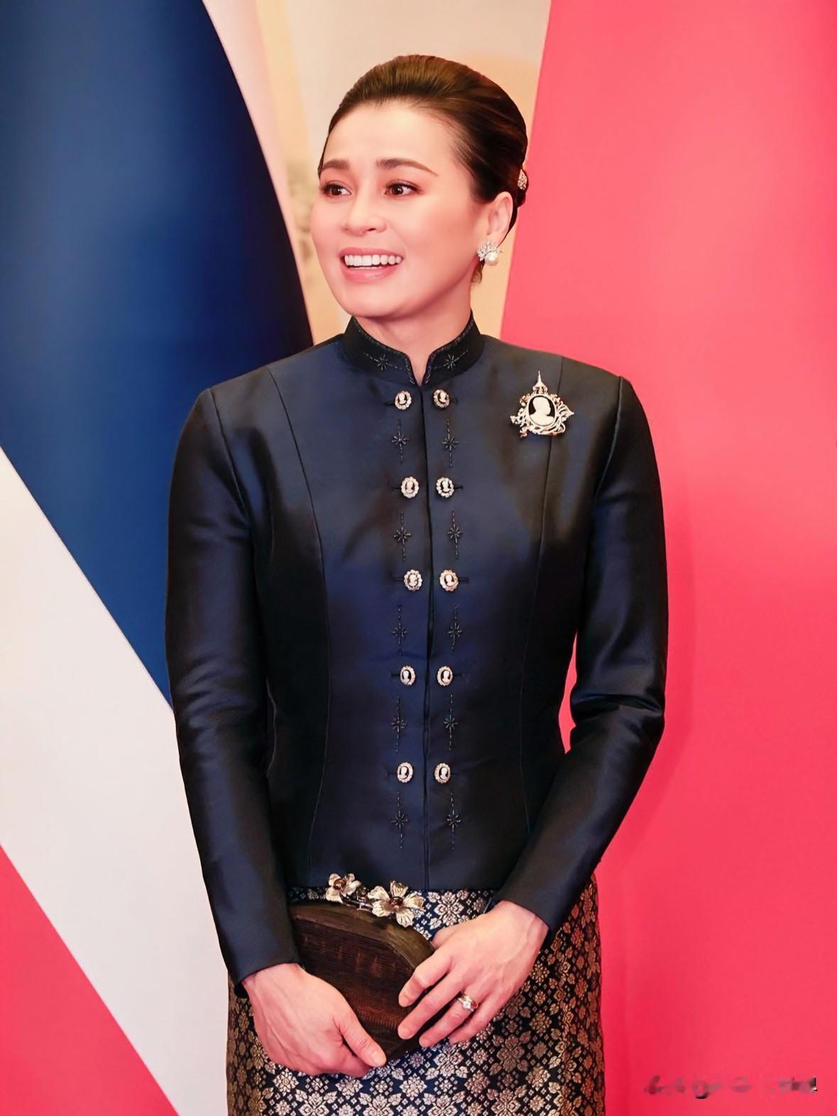 苏提达王后此次到访北京，指甲修剪得干净整洁，仅佩戴了婚戒，显得端庄又得体。实