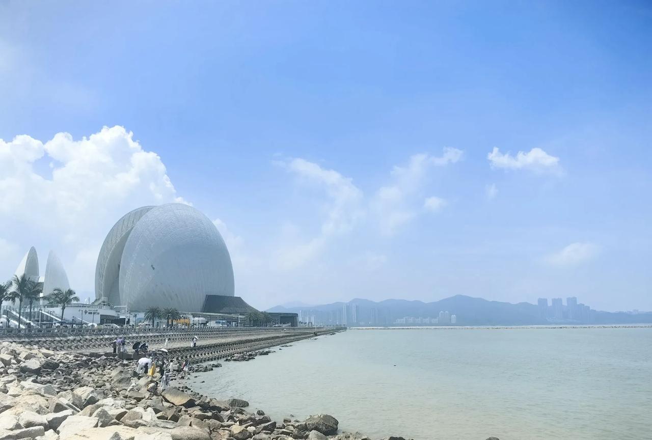 自己把外卖单子下错了地方，又要快递员重新再送一次，实在是不好意思，好话说了一箩筐