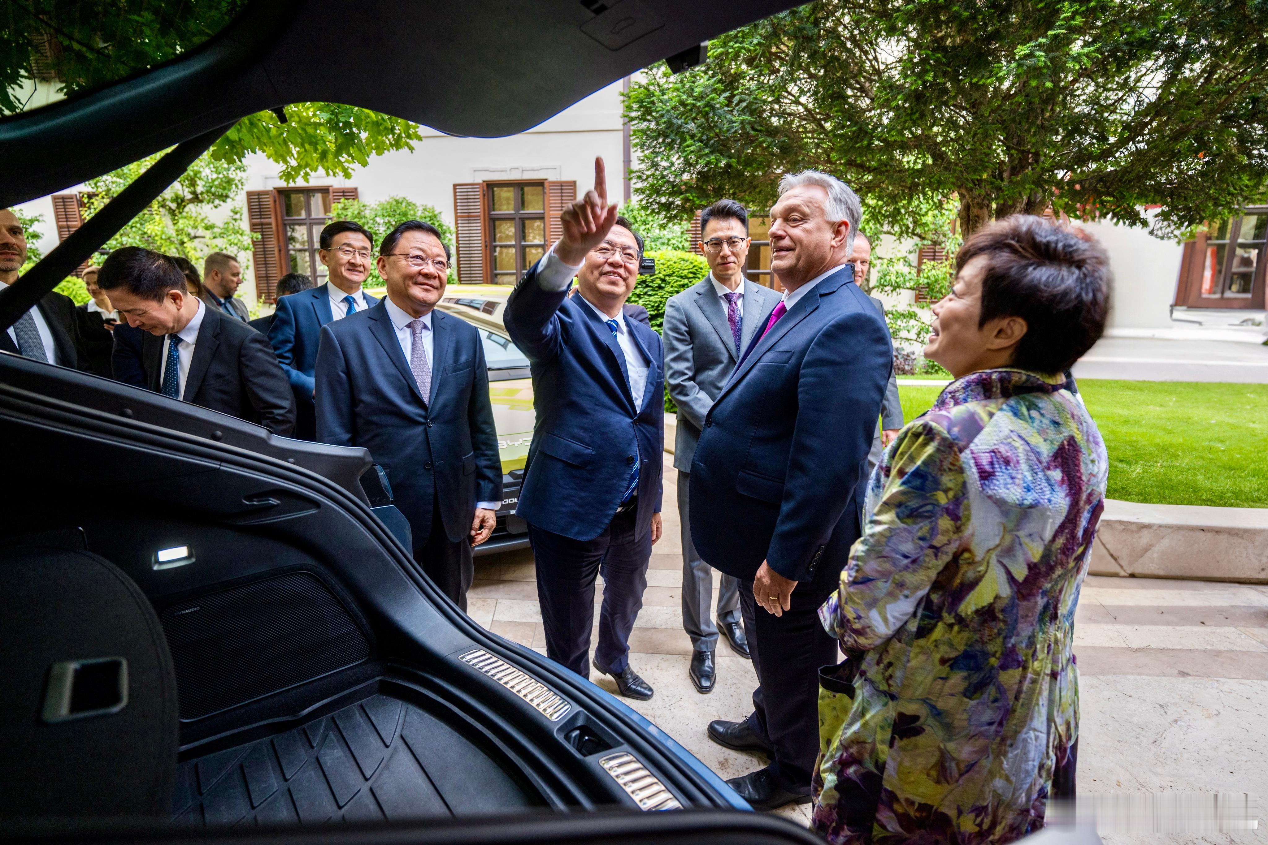 匈牙利总理欧尔班与比亚迪董事长王传福共同为欧洲总部揭幕，总部选址布达佩斯，不仅坐
