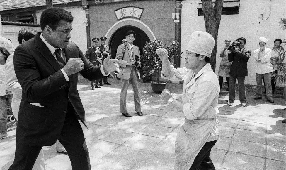 1985年，拳王阿里访问北京。突然，饭店里一名厨师向阿里挑战。阿里很认真地握起拳