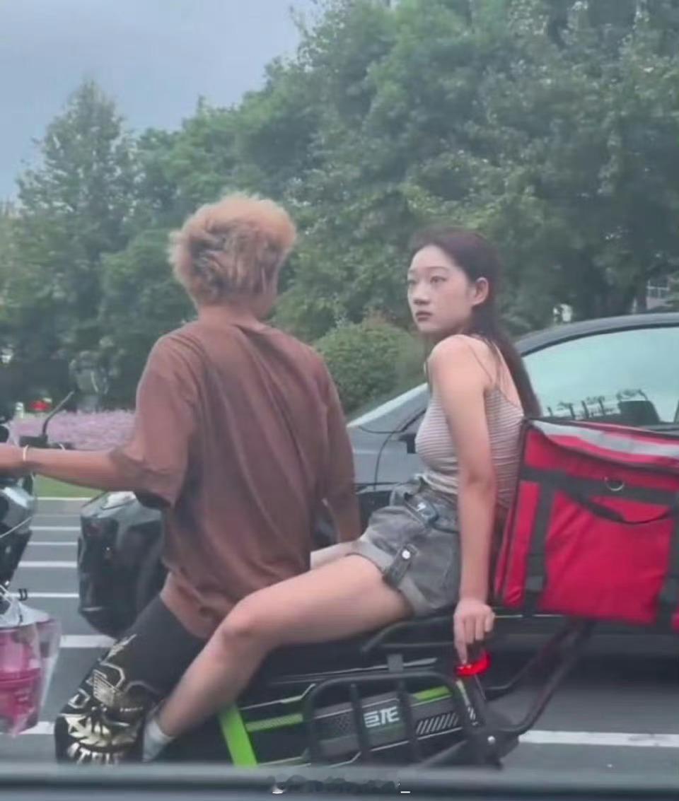 看来黄毛的爱情岌岌可危了