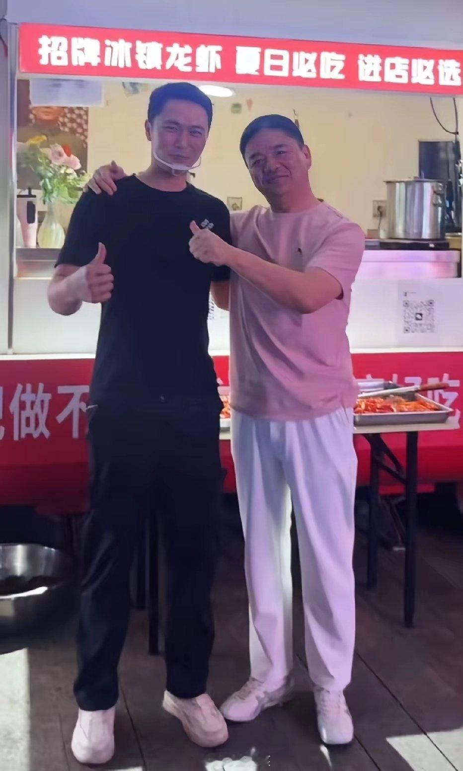 刘强东这么有钱，居然也吃这么廉价的大排档。