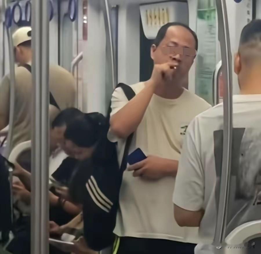 昨天晚上重庆地铁10号线上，真发生了个让我三观震碎的魔幻画面。一个大哥，在密不