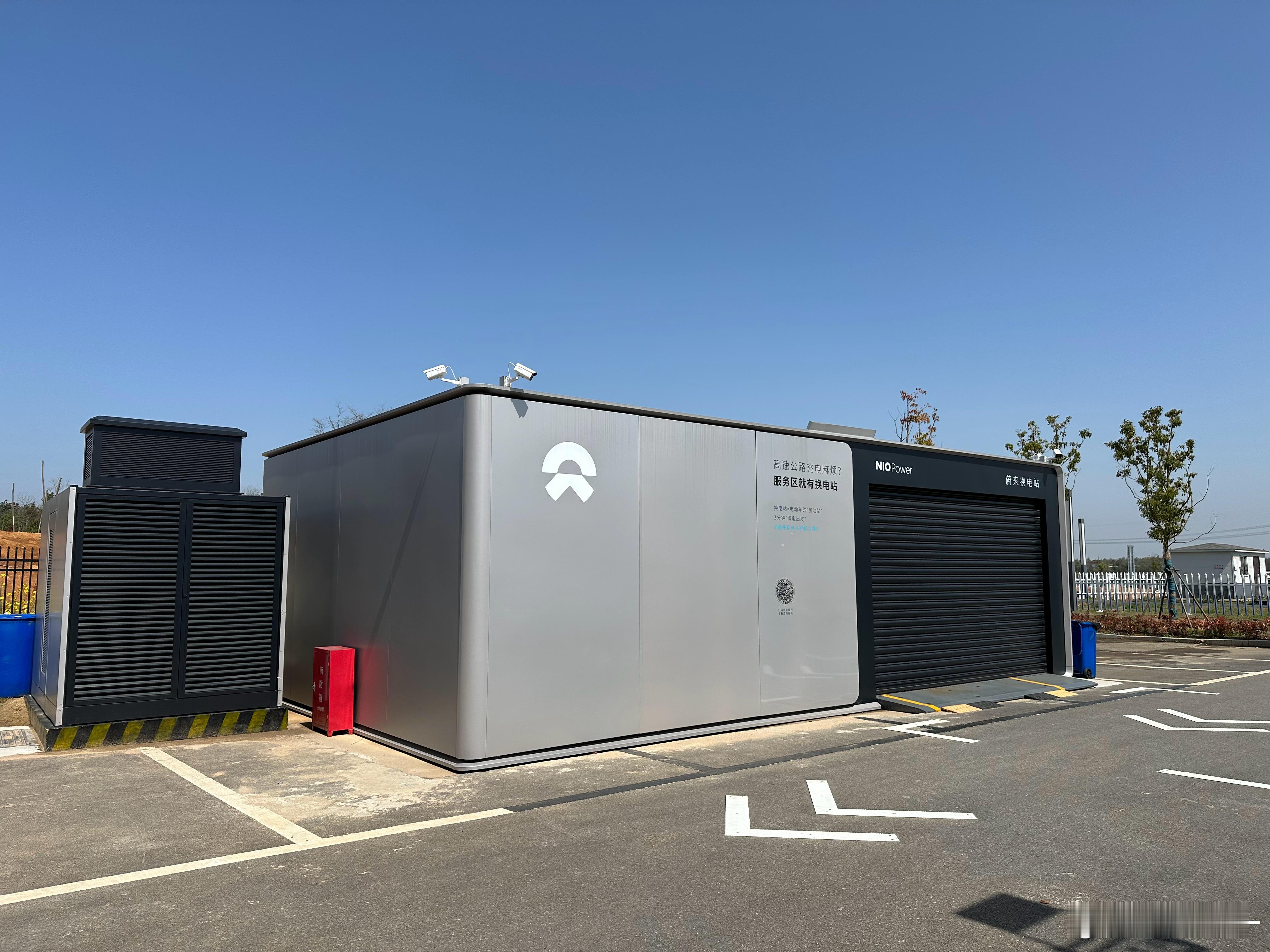 【蔚来换电】和【储能式移动充电桩】都是“先往电池里充电再卖电”，但它俩的定价逻辑