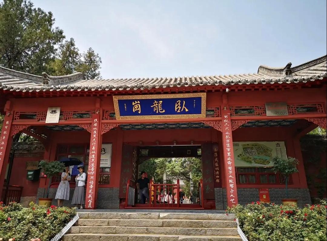 很多人疑惑《出师表》“躬耕于南阳”，为什么襄阳有古隆中、河南南阳有卧龙岗，核心症