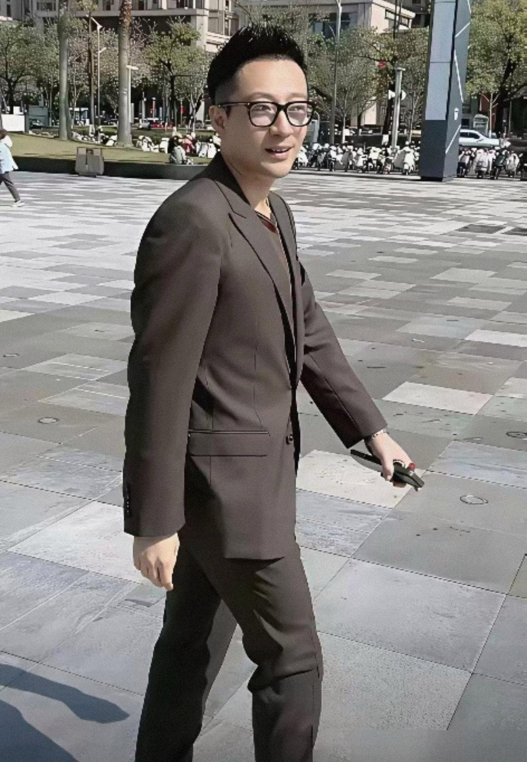 别再信什么霸道总裁人设了。汪小菲在麻六记，连董事长都不是。看股权就清楚：他早已把