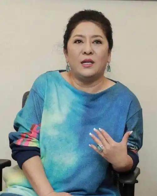 自古后妈不好当，即便强势有能力如向太，也难逃被继女泼脏水的尴尬。向华强在和向