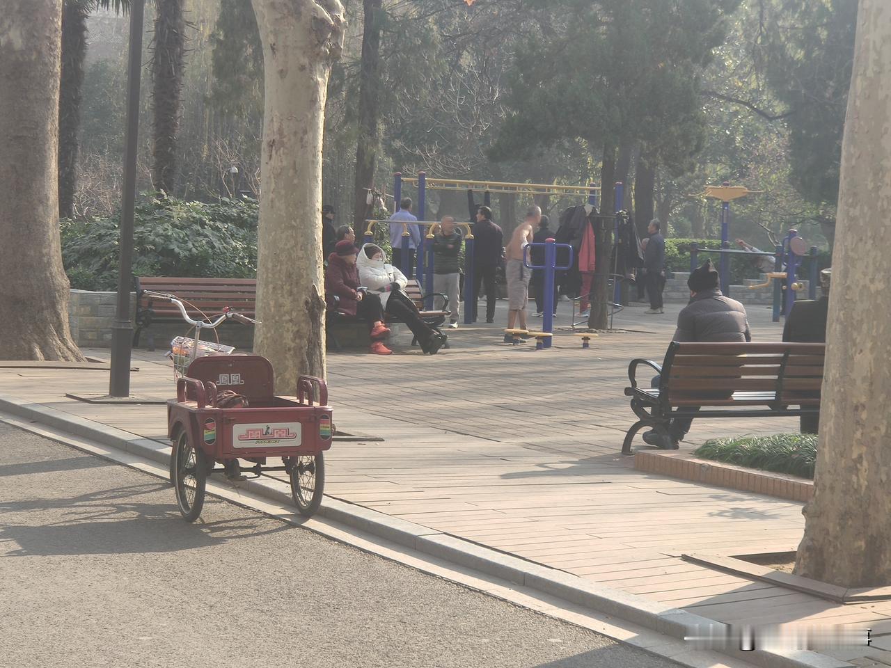 现在郑州这天气，你说冷不冷？一看大街小巷人们穿的衣服，就会知道冷！但世上的事儿都