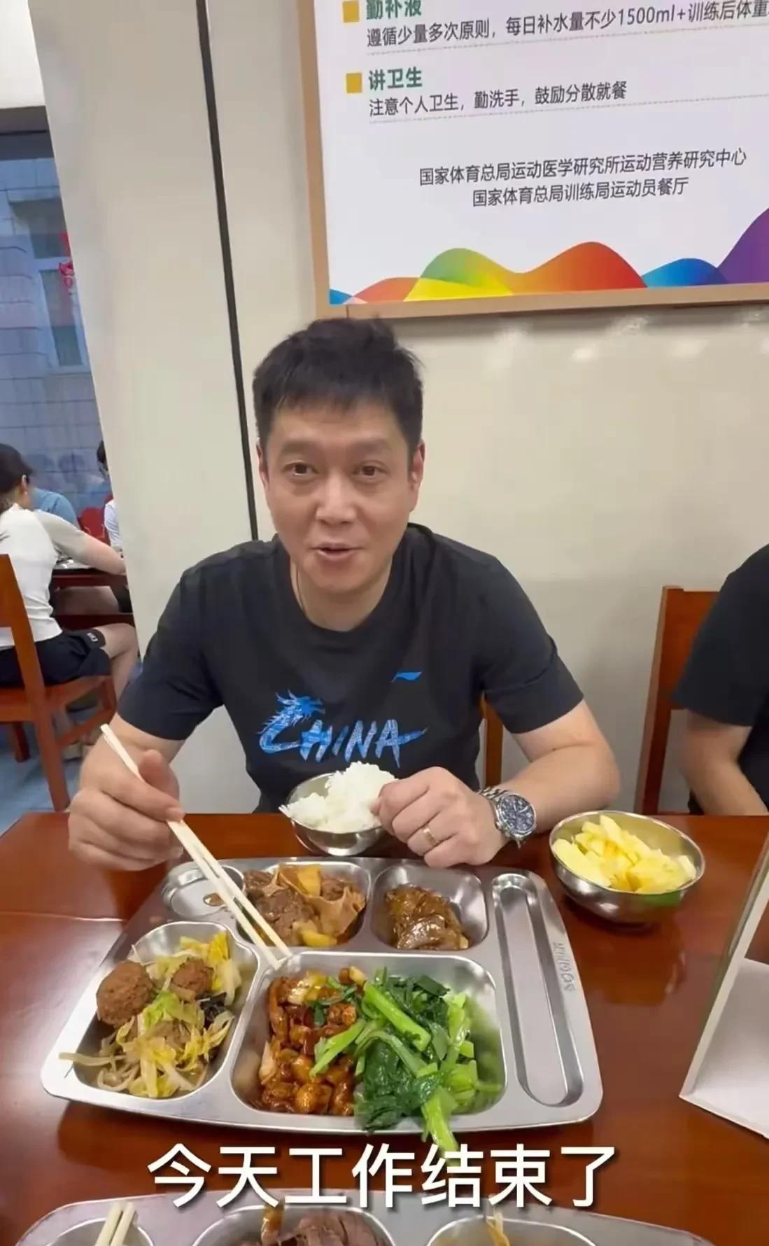 今日份coco对面是谁？吃那么多牛肉，是莎莎吗？邱指导这伙食挺好的，不