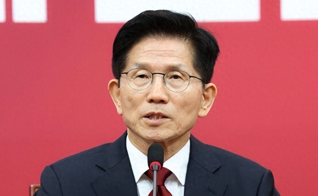 韩国大选候选人金文洙表示：向因戒严受苦的韩国民众真诚道歉！