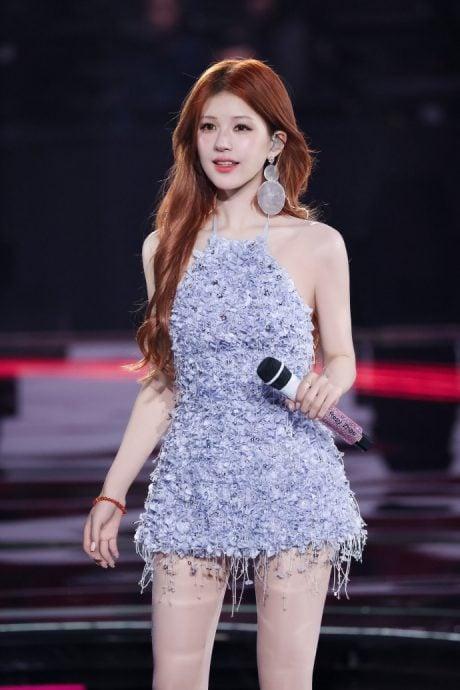 赵露思27岁生日会直接“哭上热搜”！前阵子她因合约纠纷被推上风口浪尖，甚至自曝“