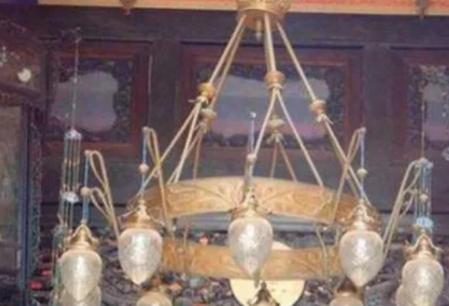 1888年，李鸿章花6000两白银，买来1套供电设备，打算给慈禧住处装上电灯泡。