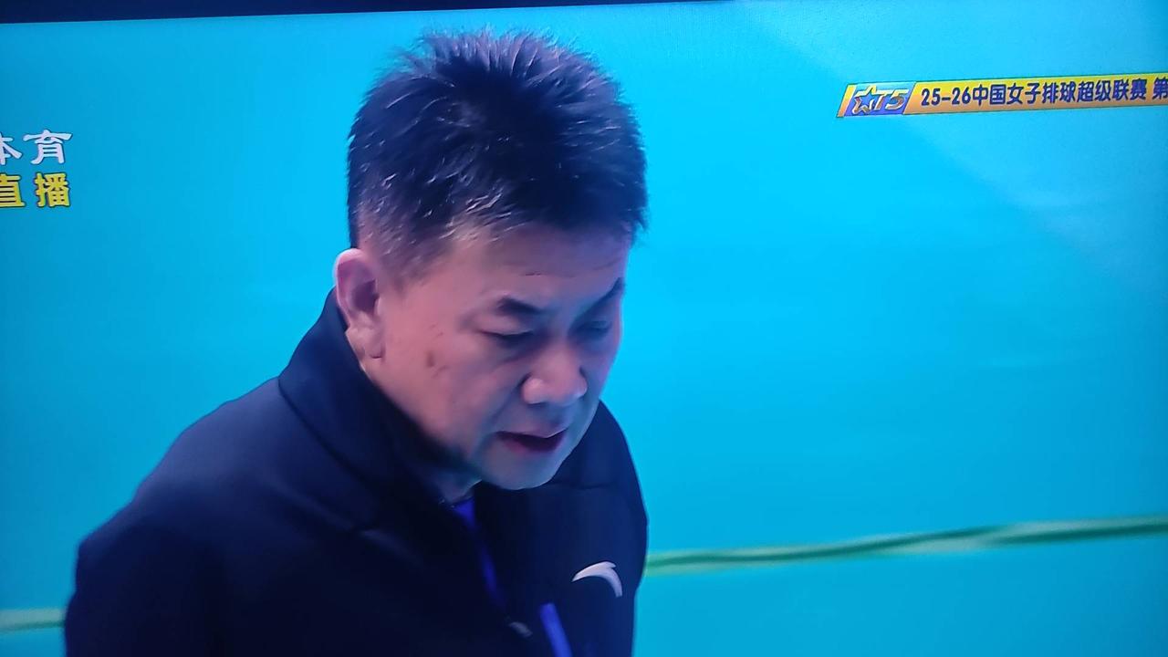 现在最犯愁的主教练就是蔡斌了蔡斌是上海排管钦定的教头，论资历，论能力