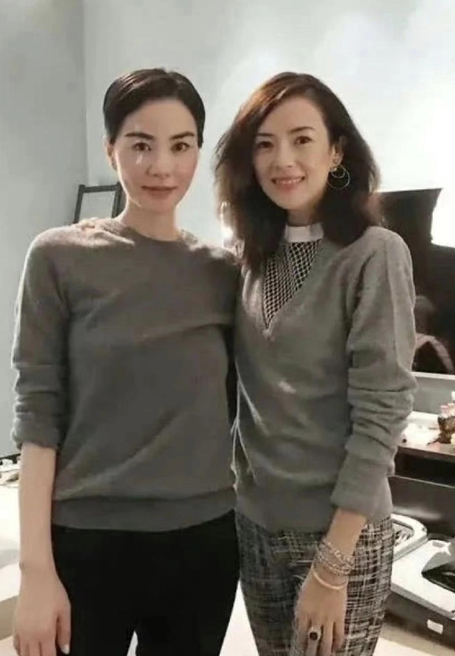 王菲是华语乐坛的天后，章子怡是国际影后，两位都是娱乐圈里的佼佼者。好巧不巧，