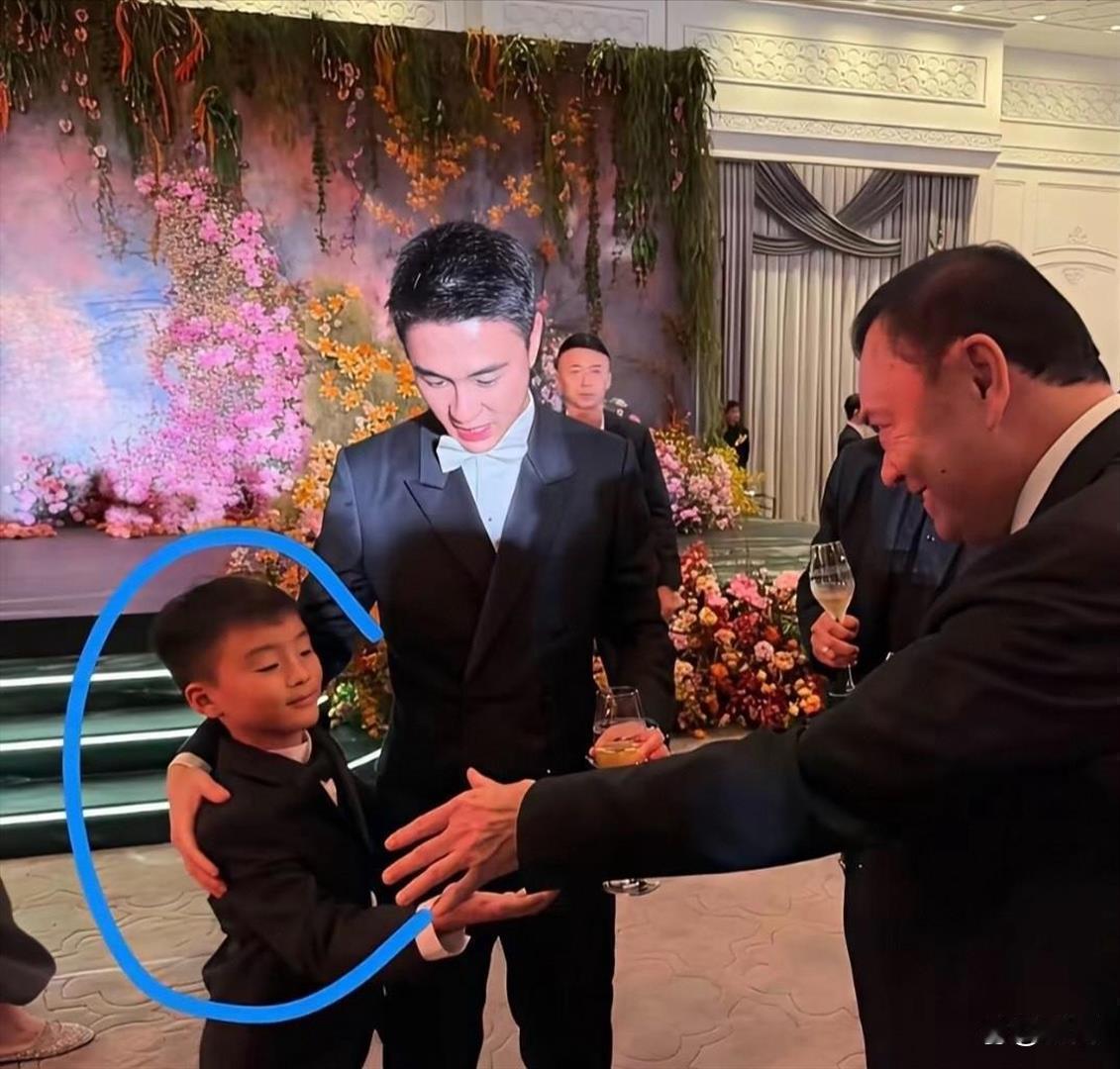 奚梦瑶儿子正脸照来了！这长相简直跟亲妈一个模子刻出来的，完全不像赌王，倒挺像何猷
