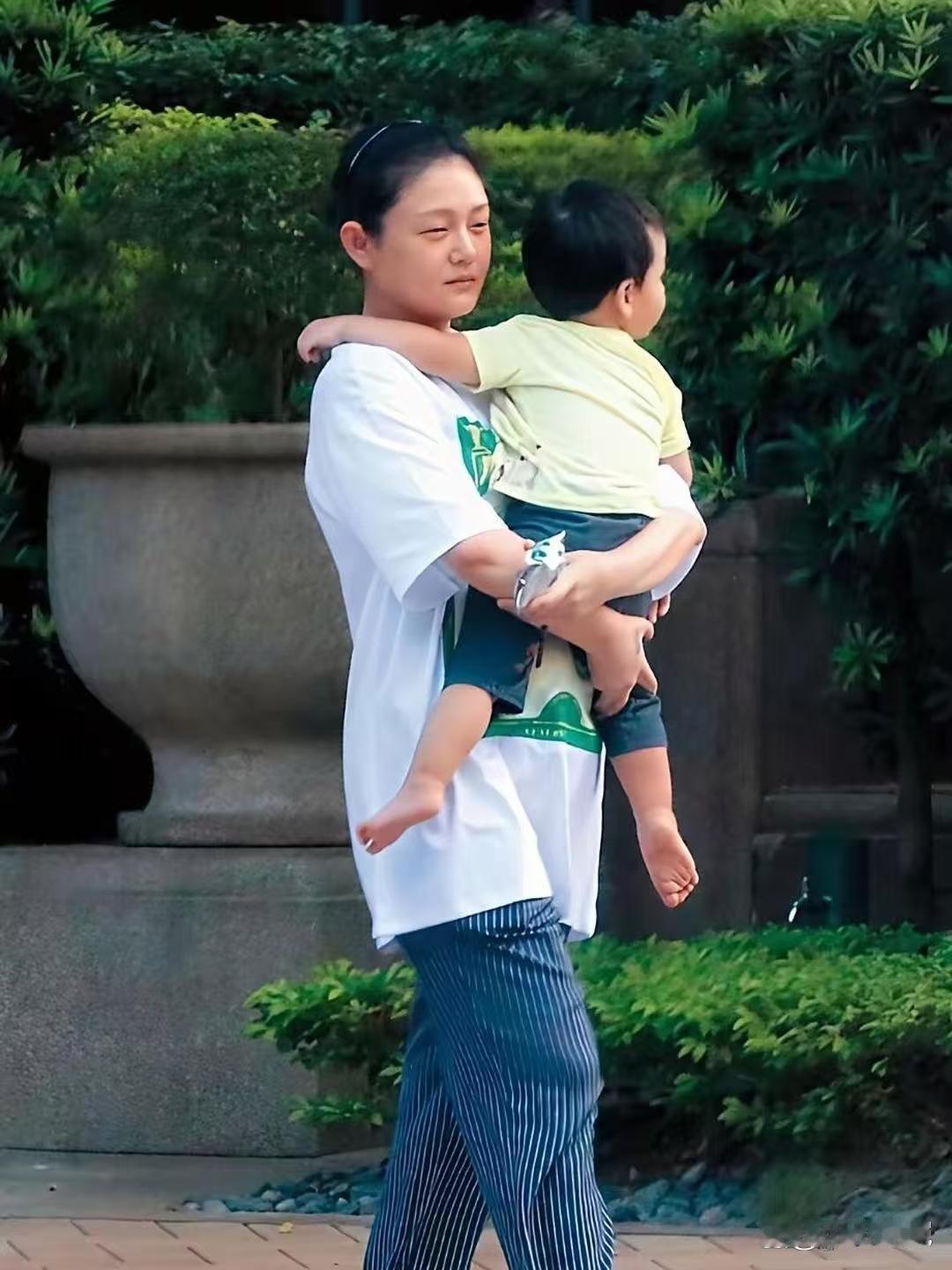 当过妈都懂，大S那发型乱、趿拉着拖鞋随意搭的模样，明显一门心思带娃呢！