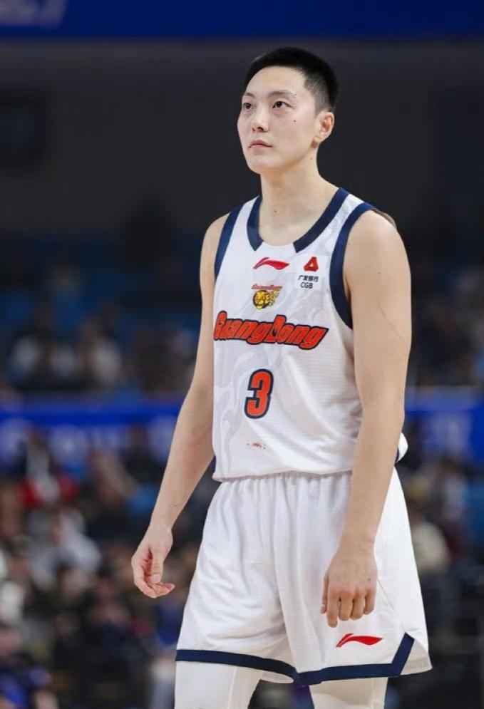 广东97-94战胜广州，一战让我彻底看清这3位明星球员！1.胡明轩，亚洲杯决