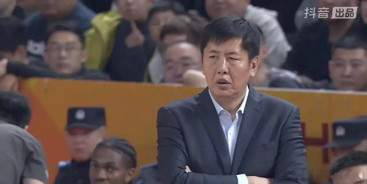 恭喜丁团长赛季首胜，他们在第四节前半程还落后福建6分，大家都以为稠州要4连败，丁