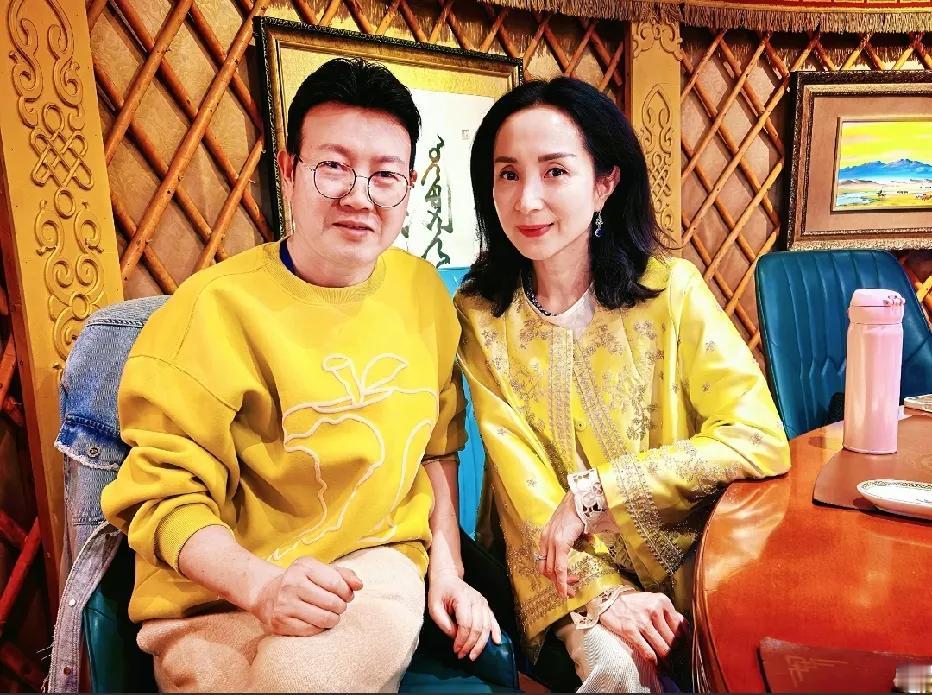 歌唱家汤灿与词作家、导演张峻品相聚在蒙古包的一张留影，汤灿与导演张俊的同框合影，