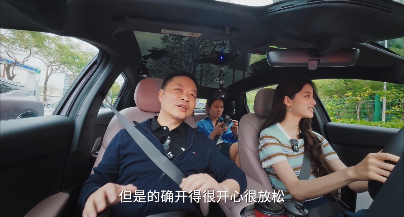 三个不同的角度看何小鹏大师兄，笑的根本压不住嘴呀！果然坐上美女的车就是不一样，而