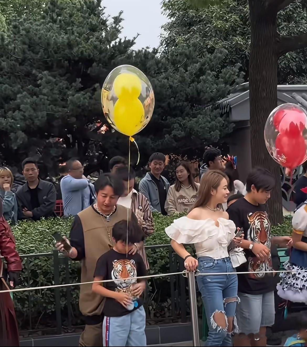 皱市明老婆出门背的爱马仕，打扮洋气十足！在一旁的皱市明跟个大妈似的，像孩子的保